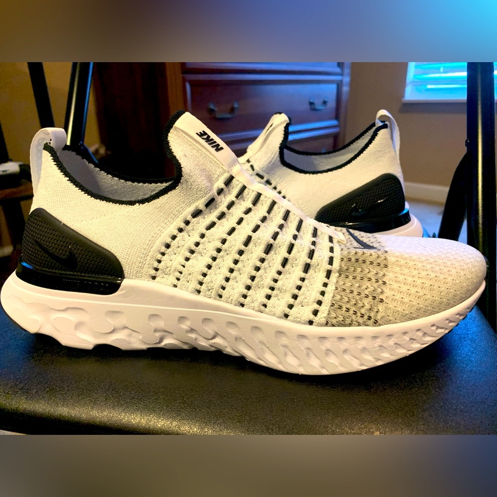 White Nike React Phantom Flyknit 2